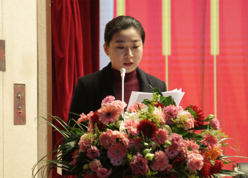 万象城在线第一届党委班子选举大会---于丽娜同志宣读大会关于通过党委和纪委报告的决议