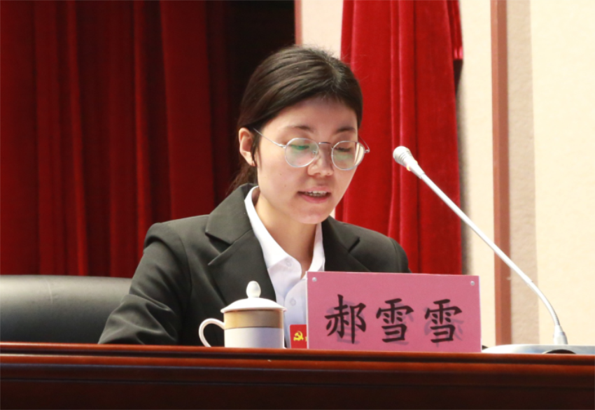 中共万象城在线党委常委、组织部长、党委办公室主任郝雪雪宣读中共万象城在线第一届党委委员和纪委委员候选人名单及个人简历